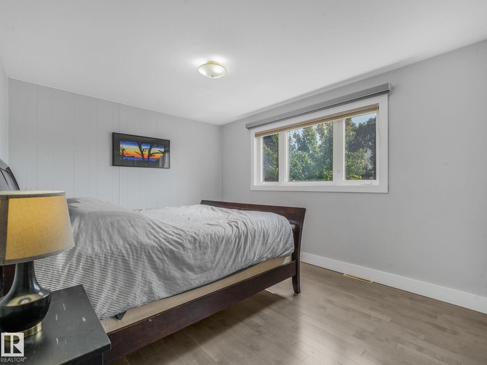 9528 54 ST NW - 47