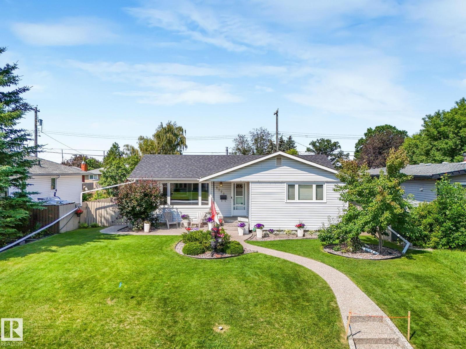 9528 54 ST NW - 17