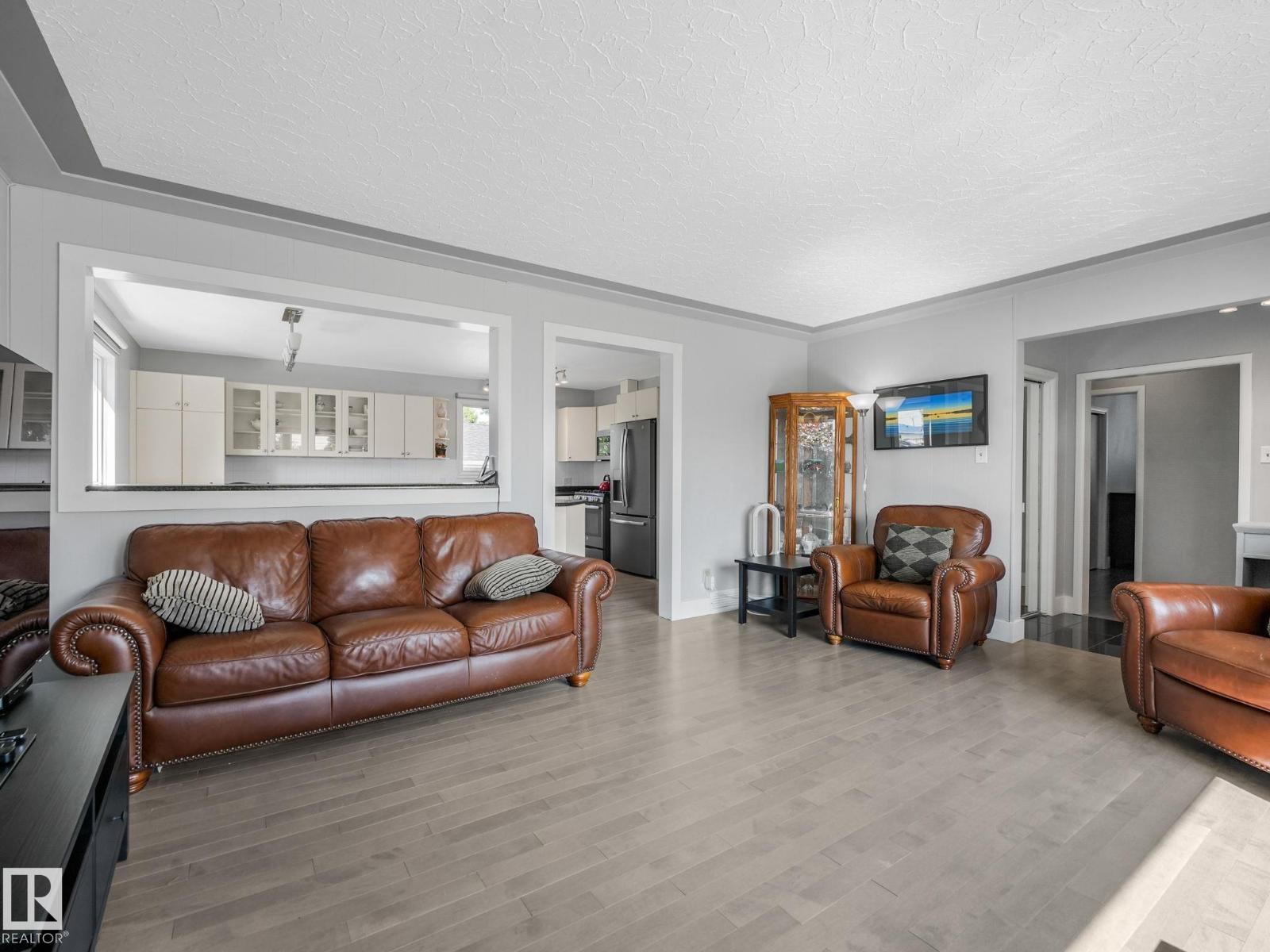 9528 54 ST NW - 35