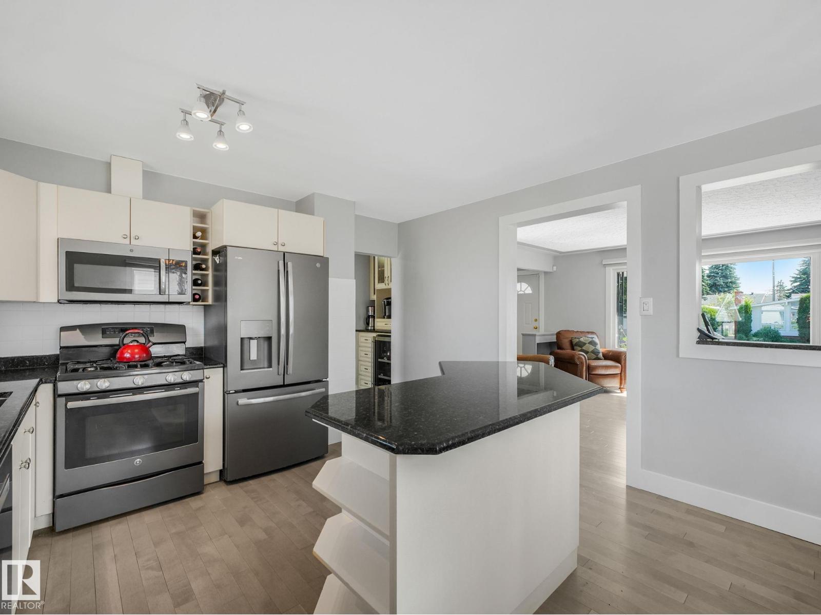 9528 54 ST NW - 39