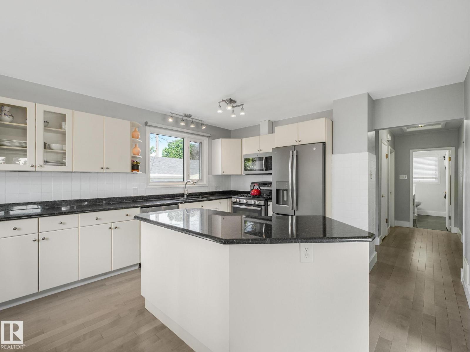 9528 54 ST NW - 40