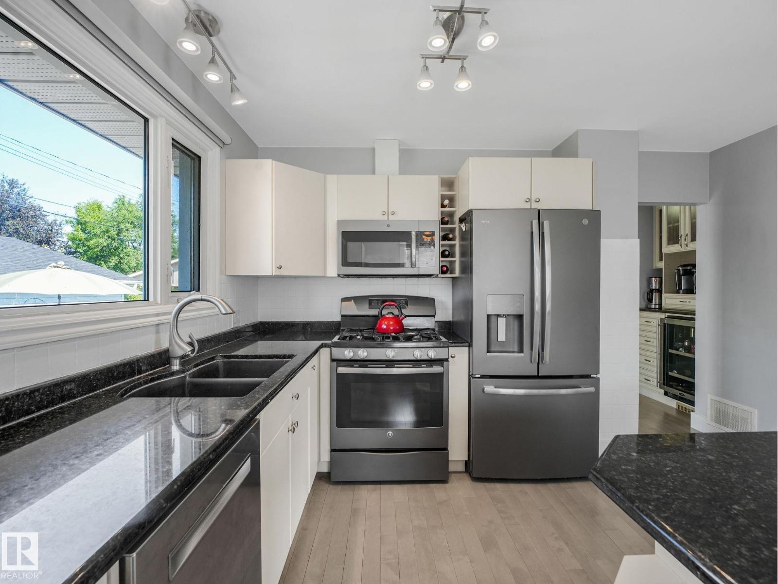 9528 54 ST NW - 43