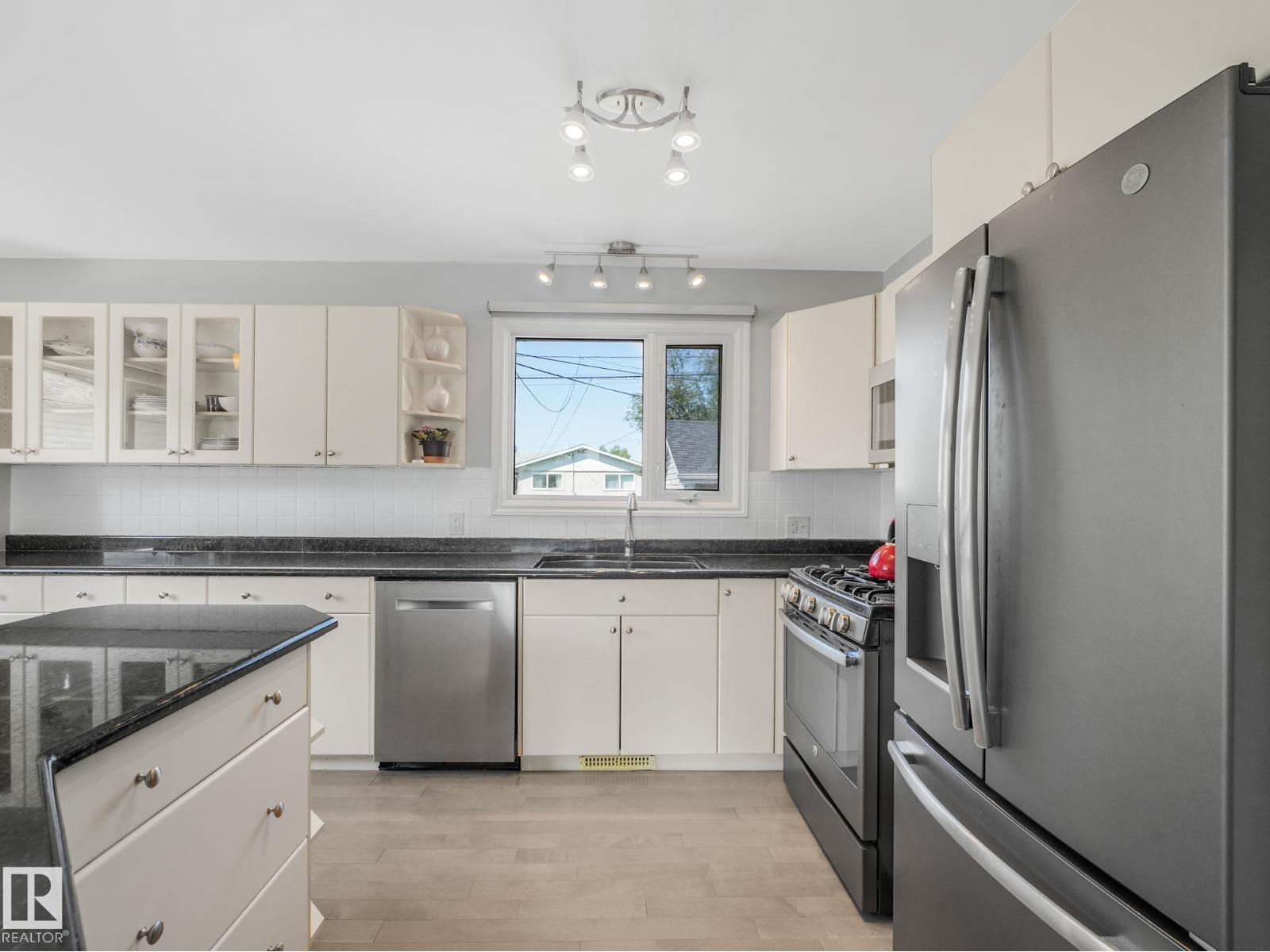 9528 54 ST NW - 42
