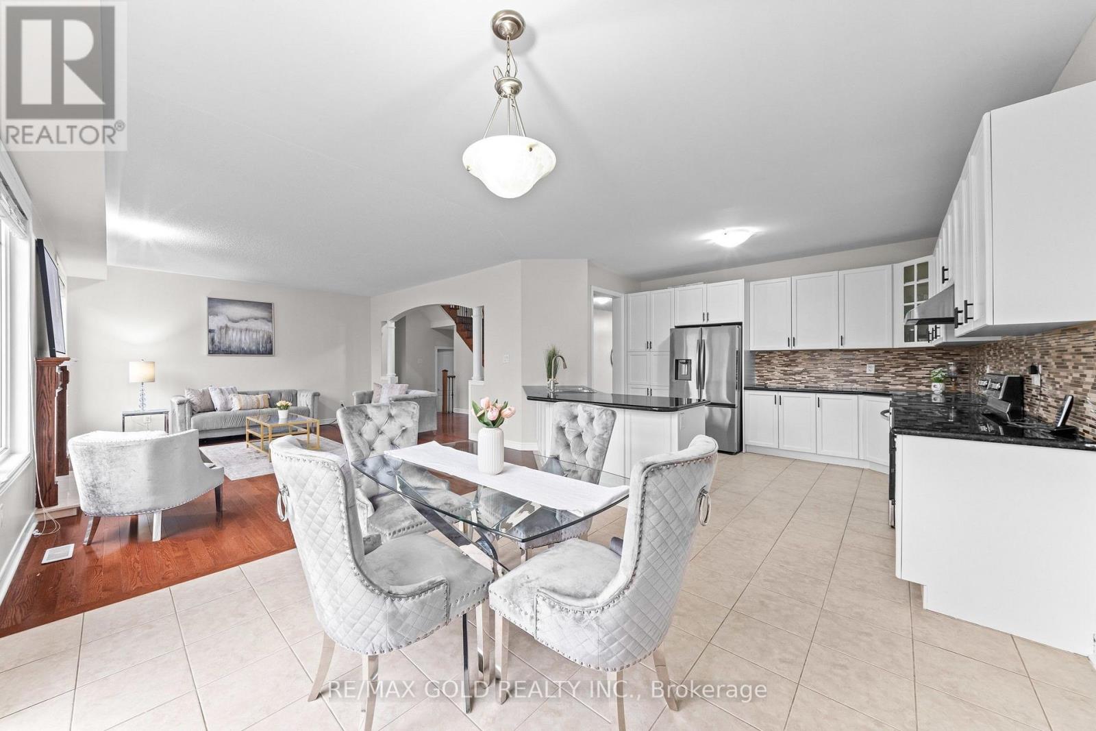 43 MIDSUMMER DRIVE - 11