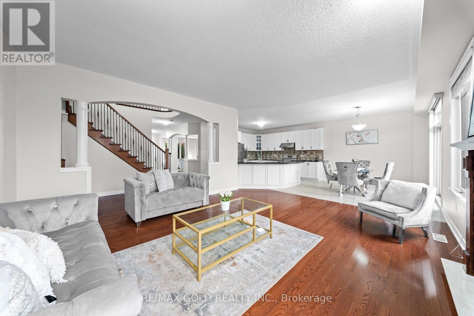 43 MIDSUMMER DRIVE - 14