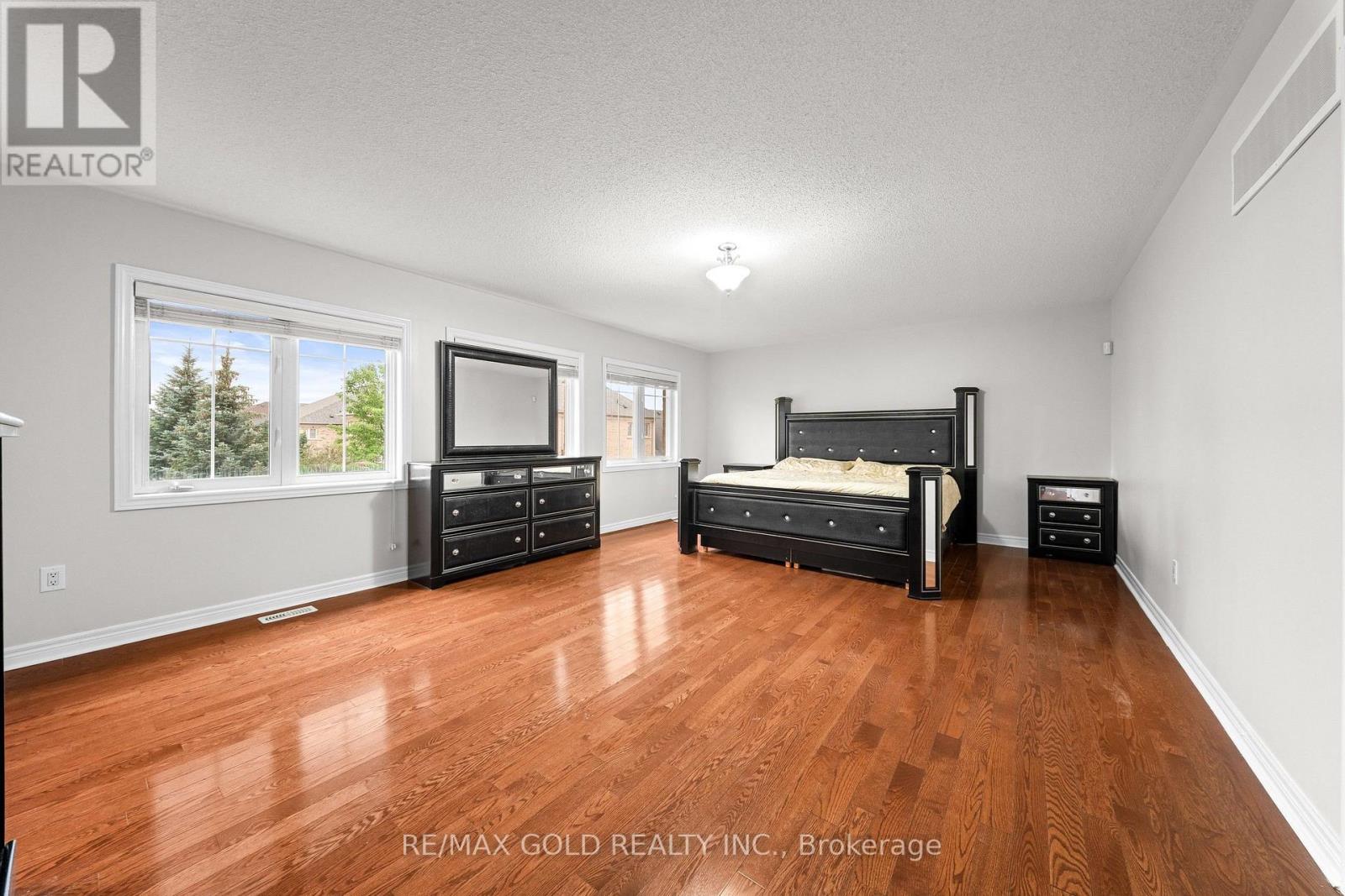 43 MIDSUMMER DRIVE - 19