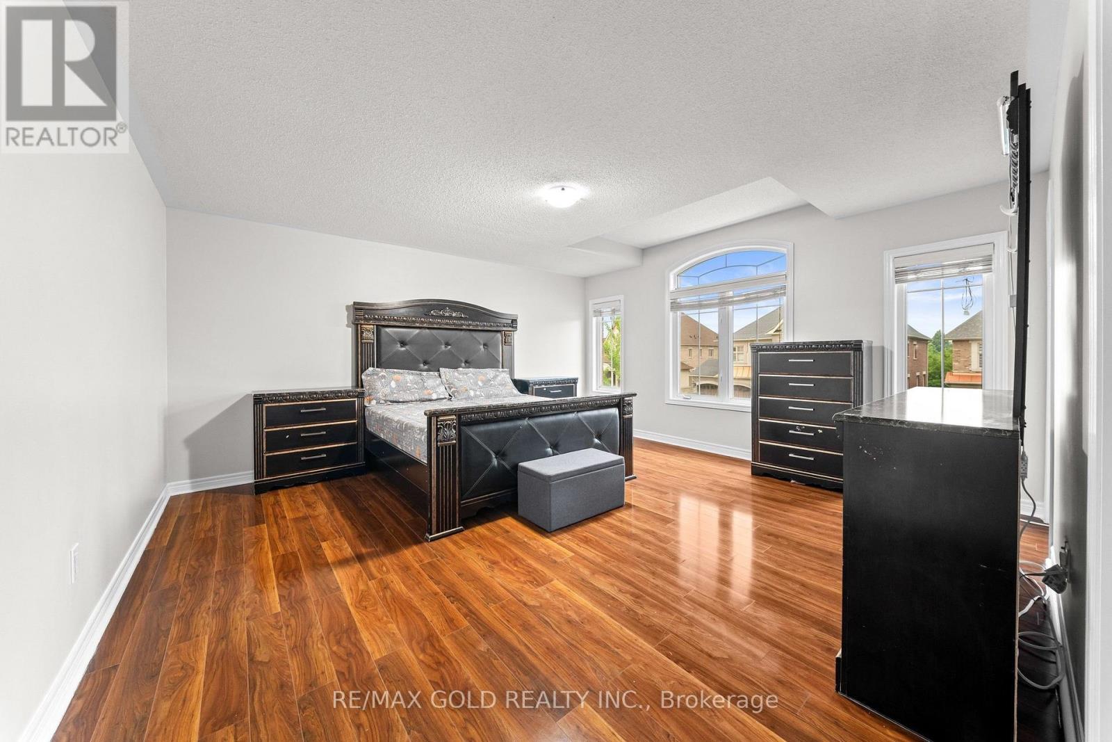 43 MIDSUMMER DRIVE - 21