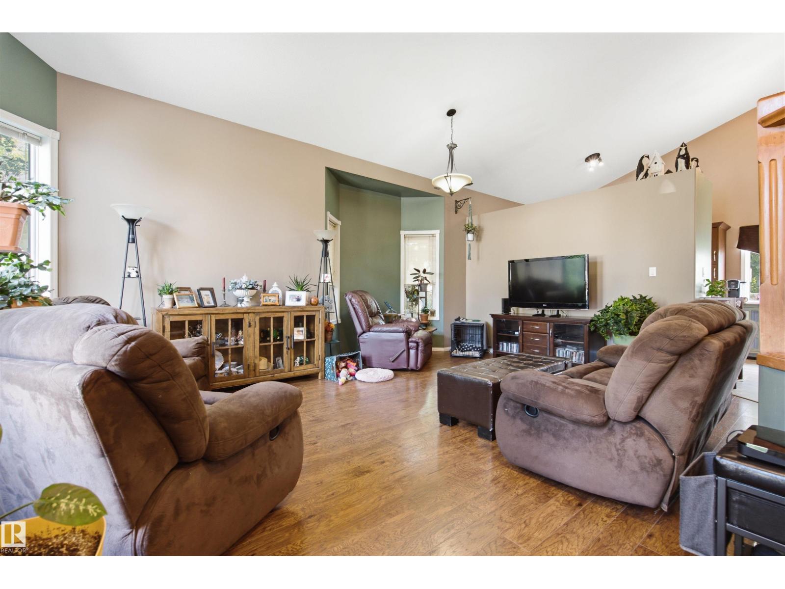 5214 49 Street - 8