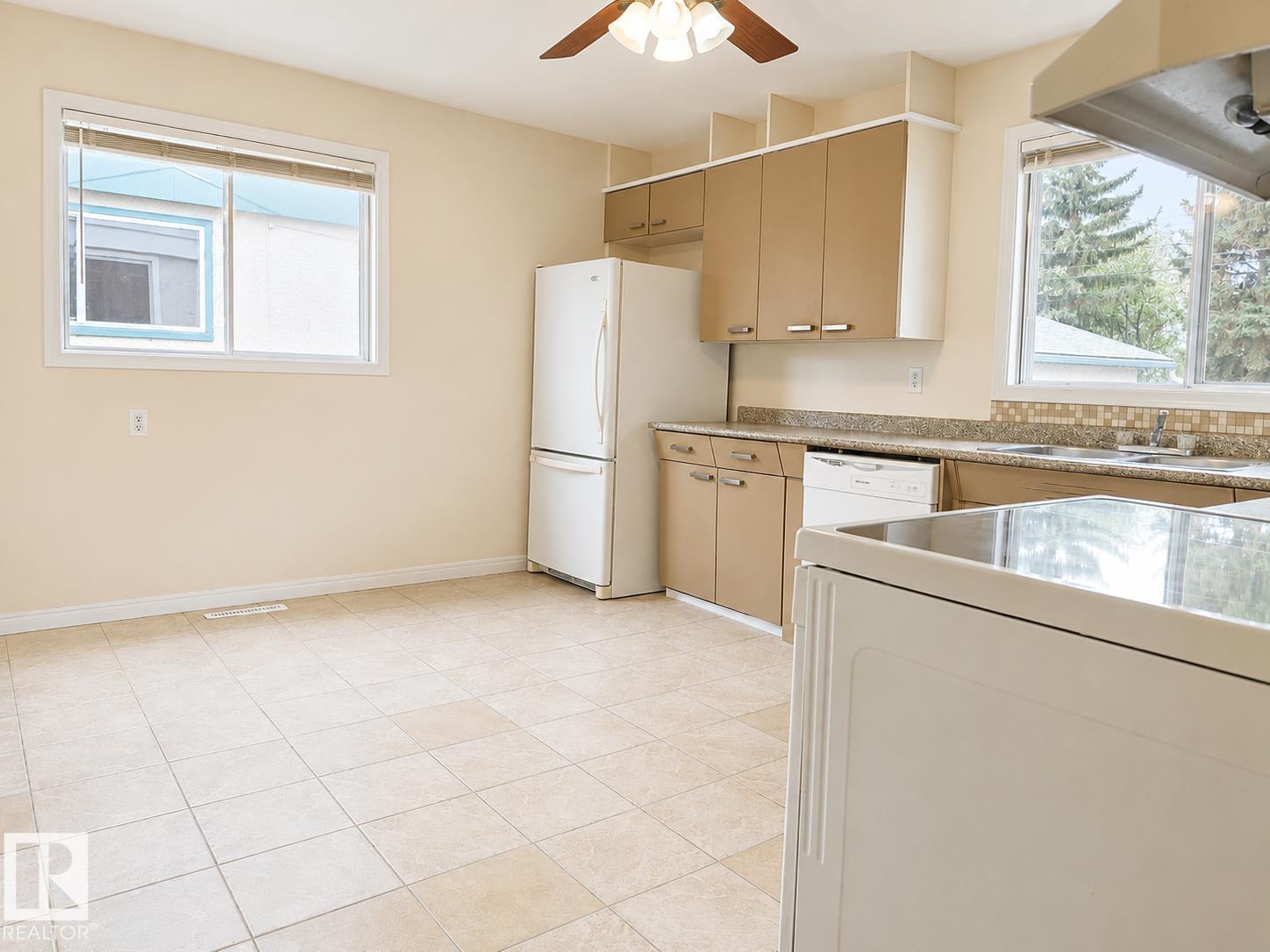 8712 162 ST NW - 4
