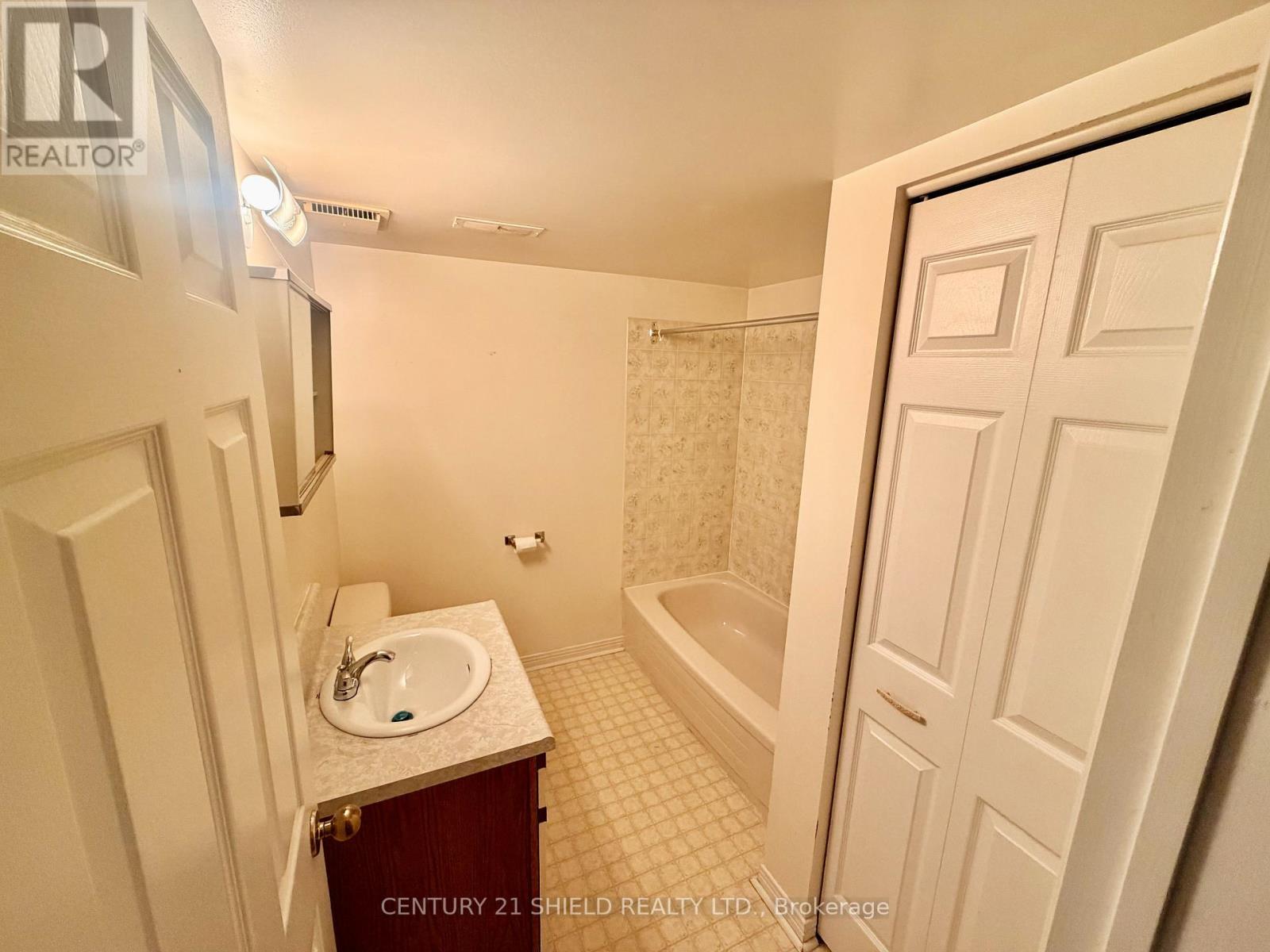 241 SARAH STREET - 16