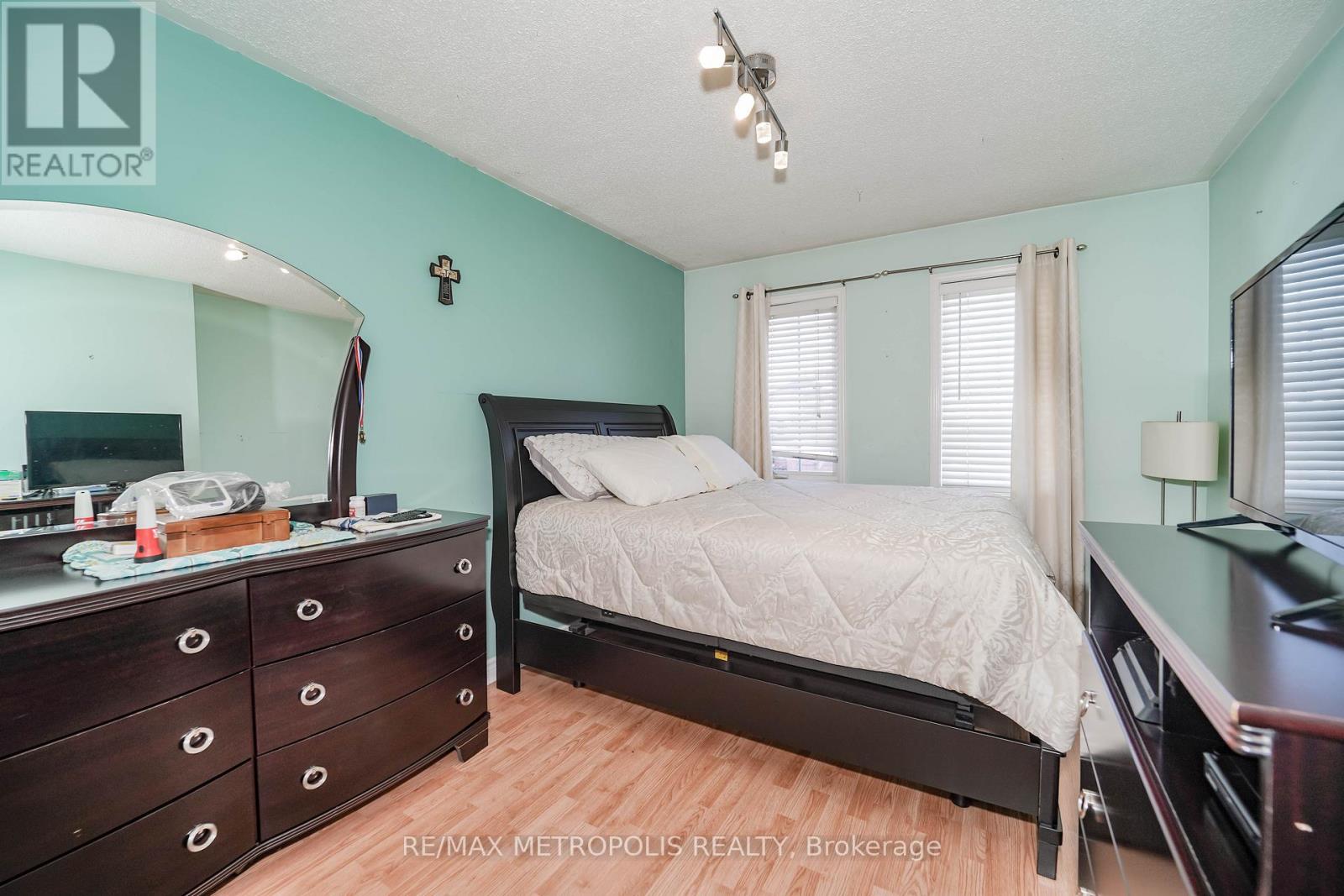 63 ECHO RIDGE CRESCENT - Image 13