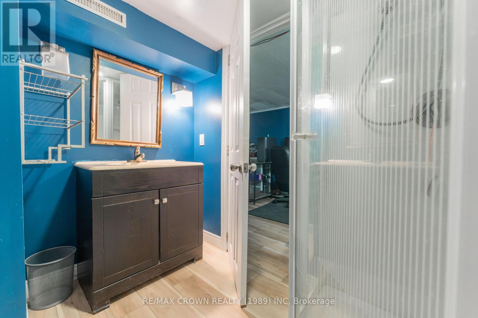 33 DOMINION AVENUE - 39