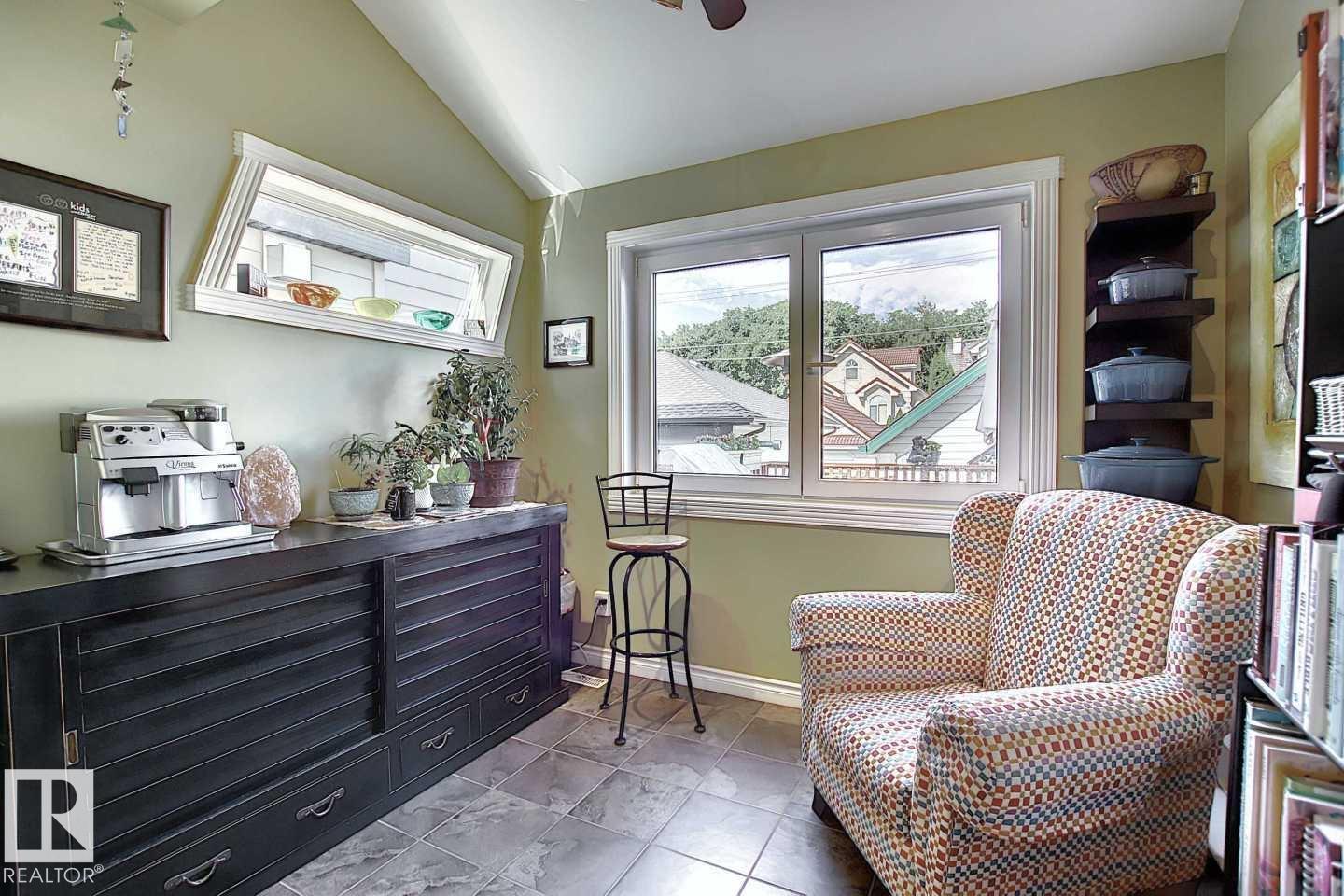 11126 52 ST NW - 10