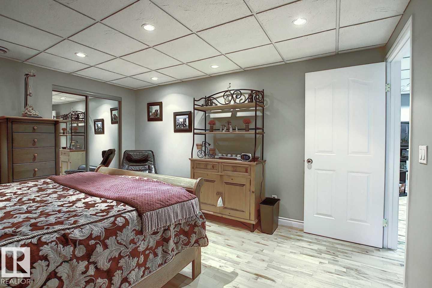 11126 52 ST NW - 52