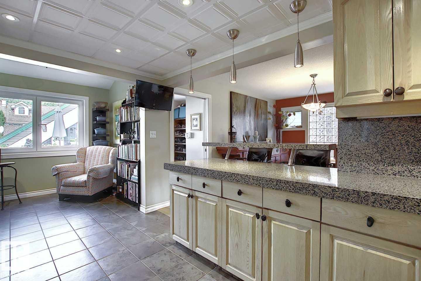 11126 52 ST NW - 8