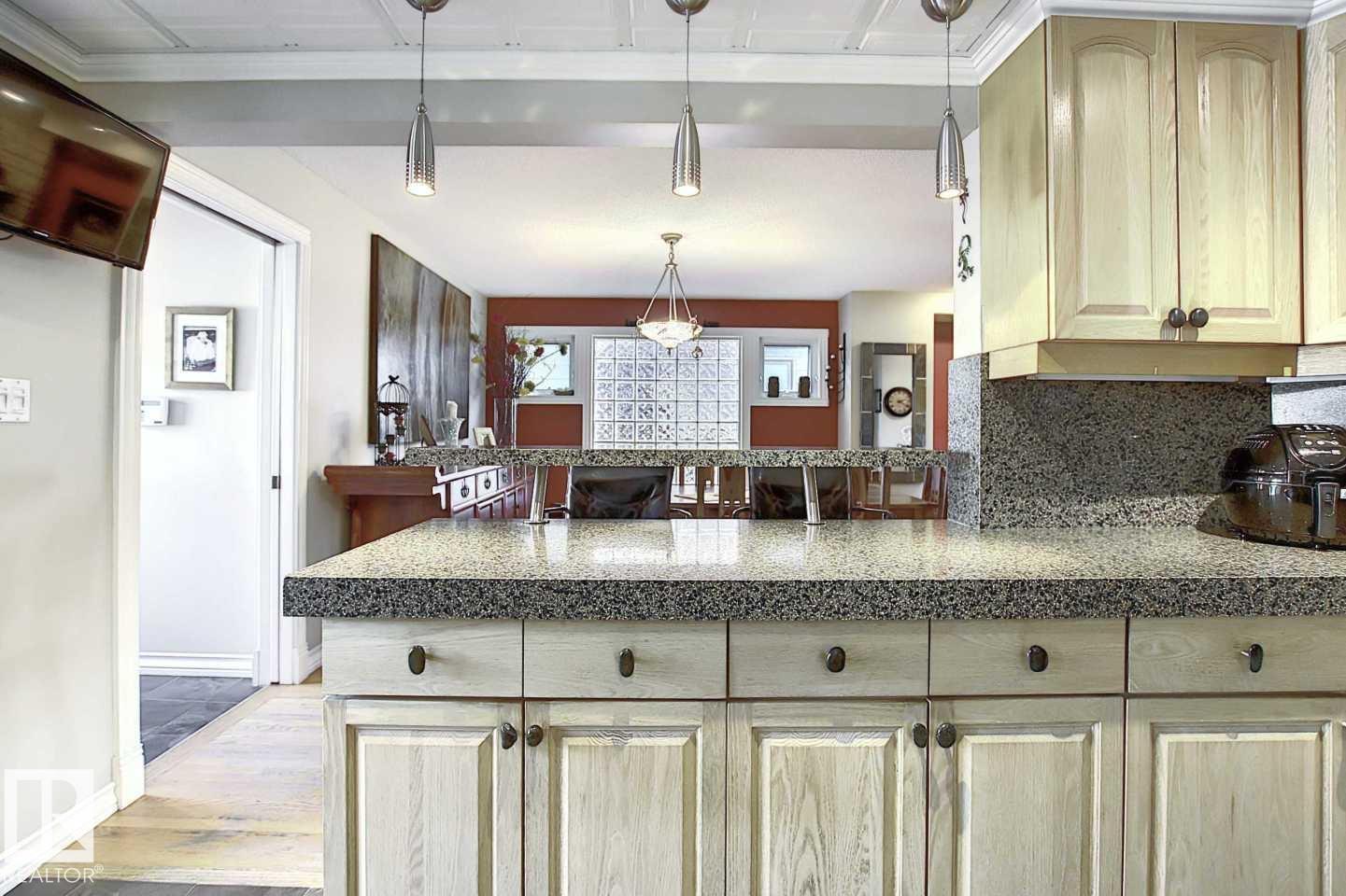 11126 52 ST NW - 9