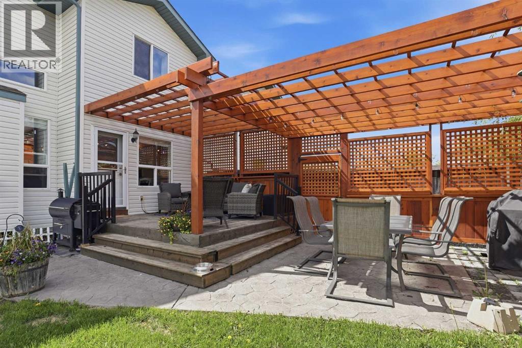 121 Canoe Square SW - 2