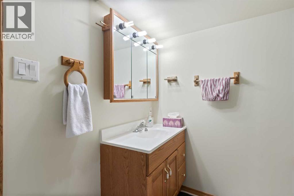 303 De Foras Close NW - 24