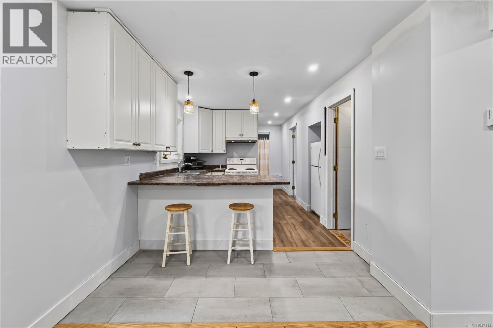 212 Kwassin Cres - 32
