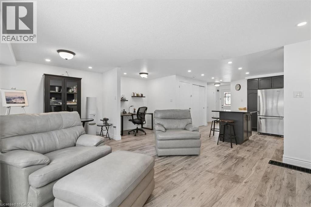 256 TAIT Crescent - 18