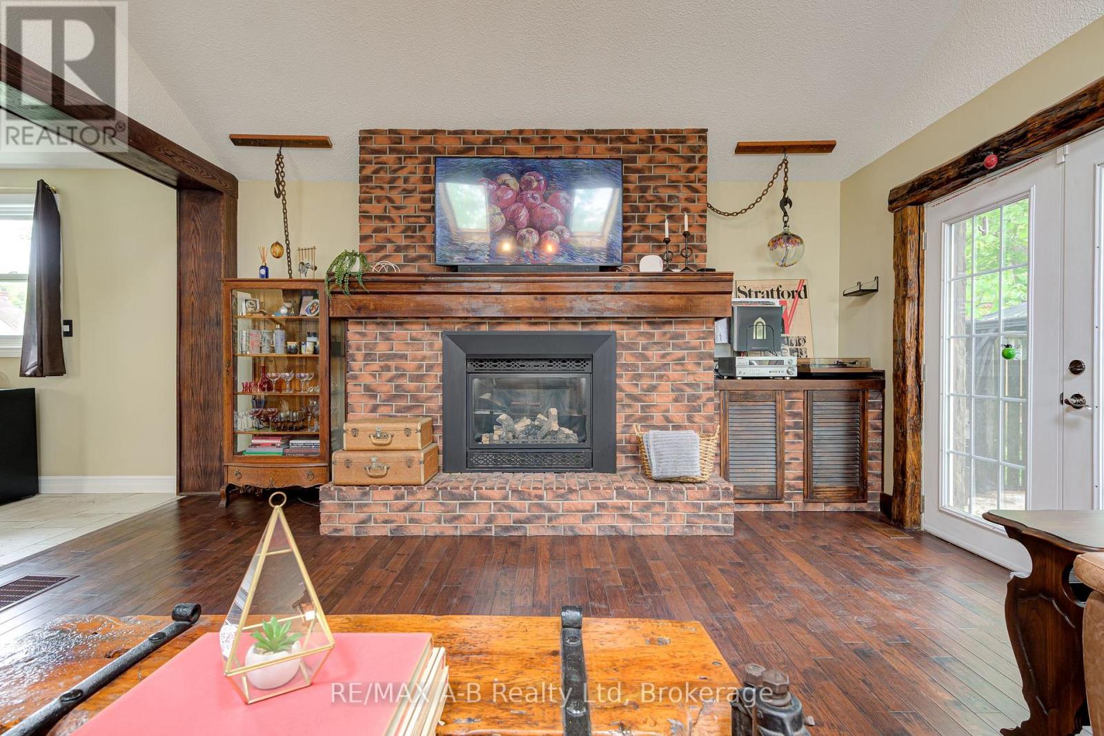 54 CORIANO STREET - 17