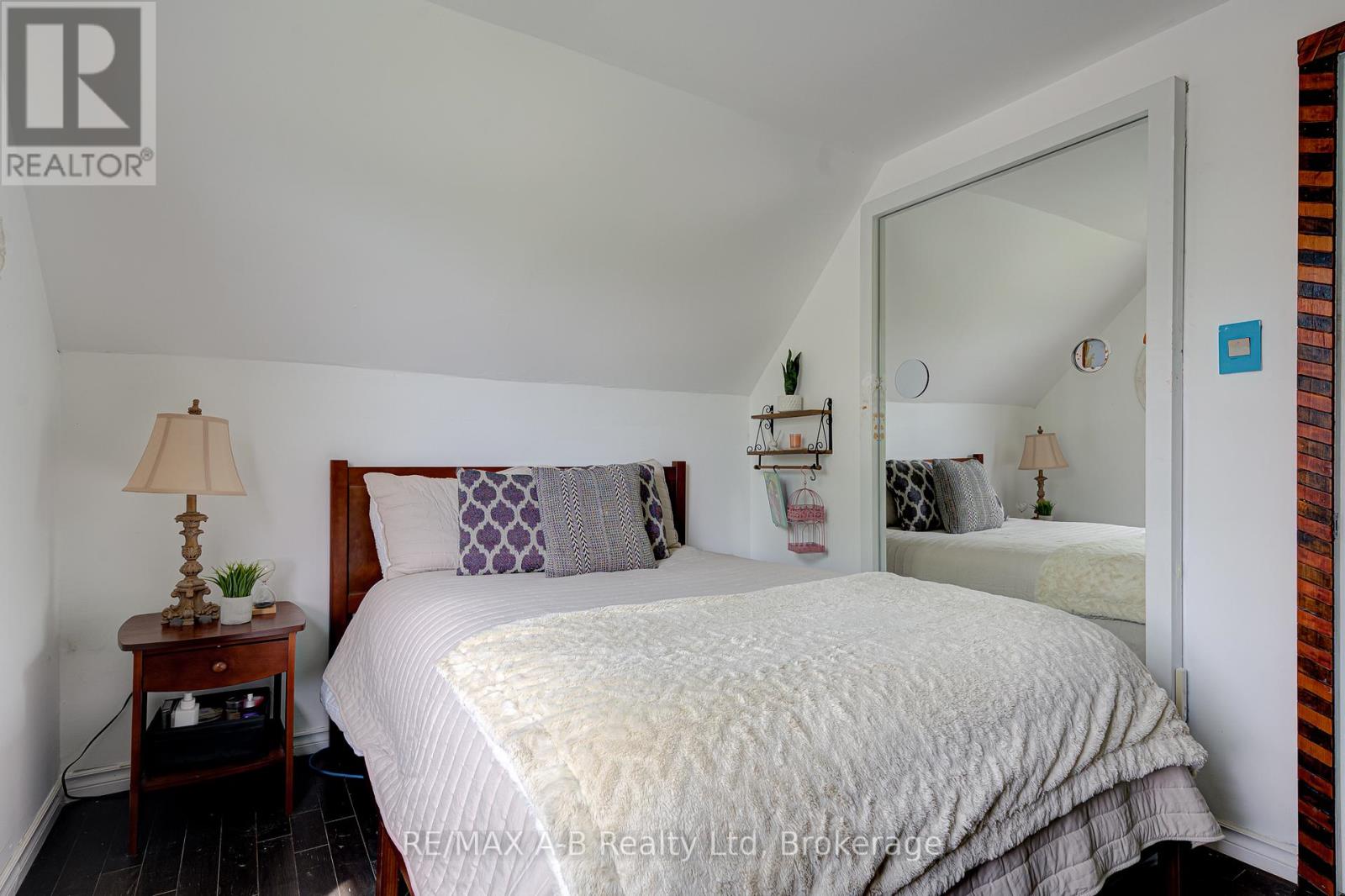 54 CORIANO STREET - 26