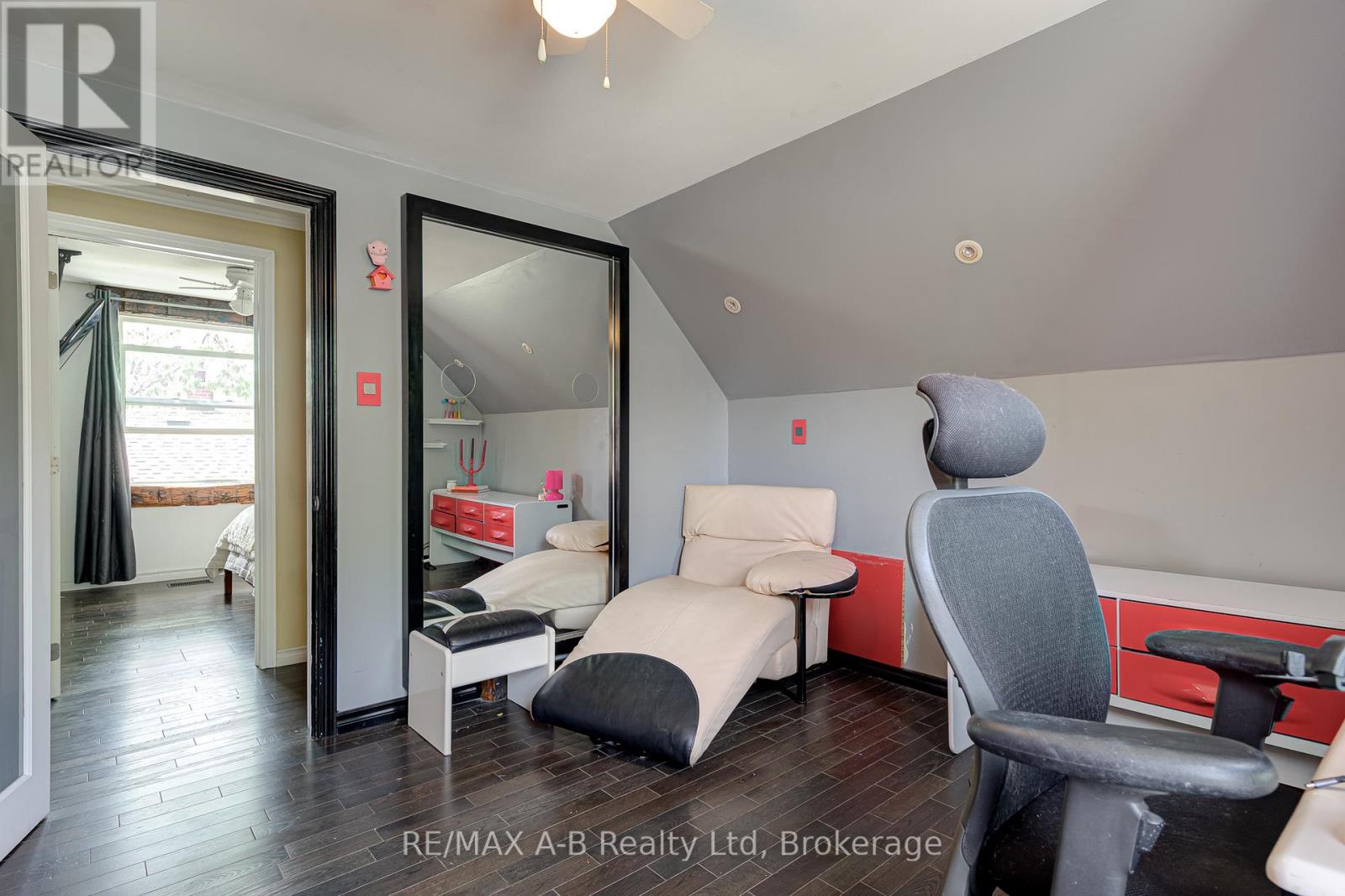 54 CORIANO STREET - 25