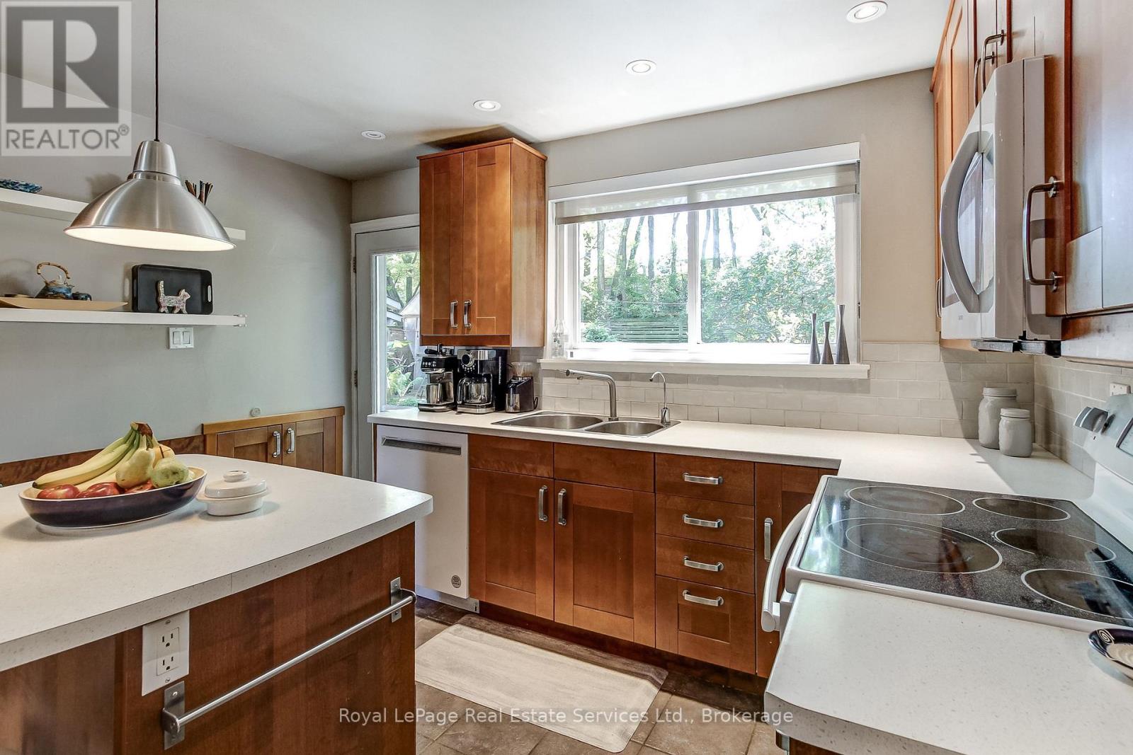 556 TRAFFORD CRESCENT - 12