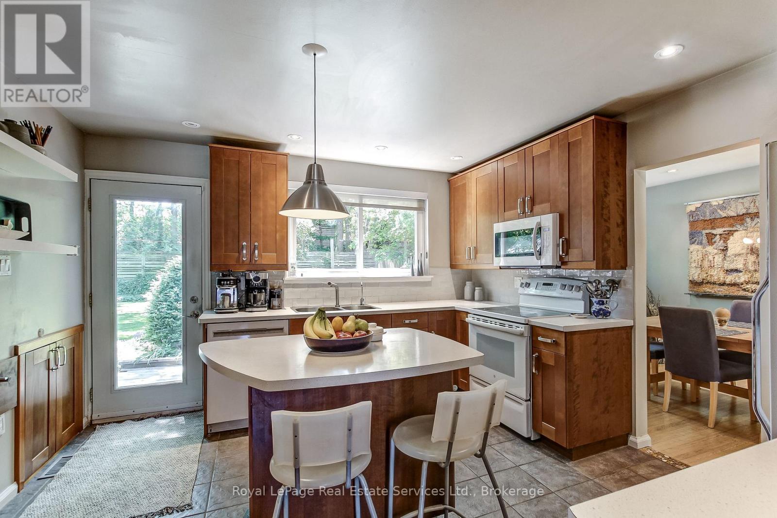 556 TRAFFORD CRESCENT - 13