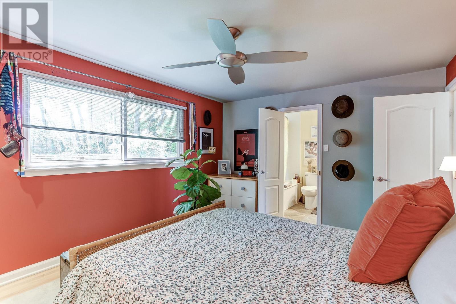 556 TRAFFORD CRESCENT - 21