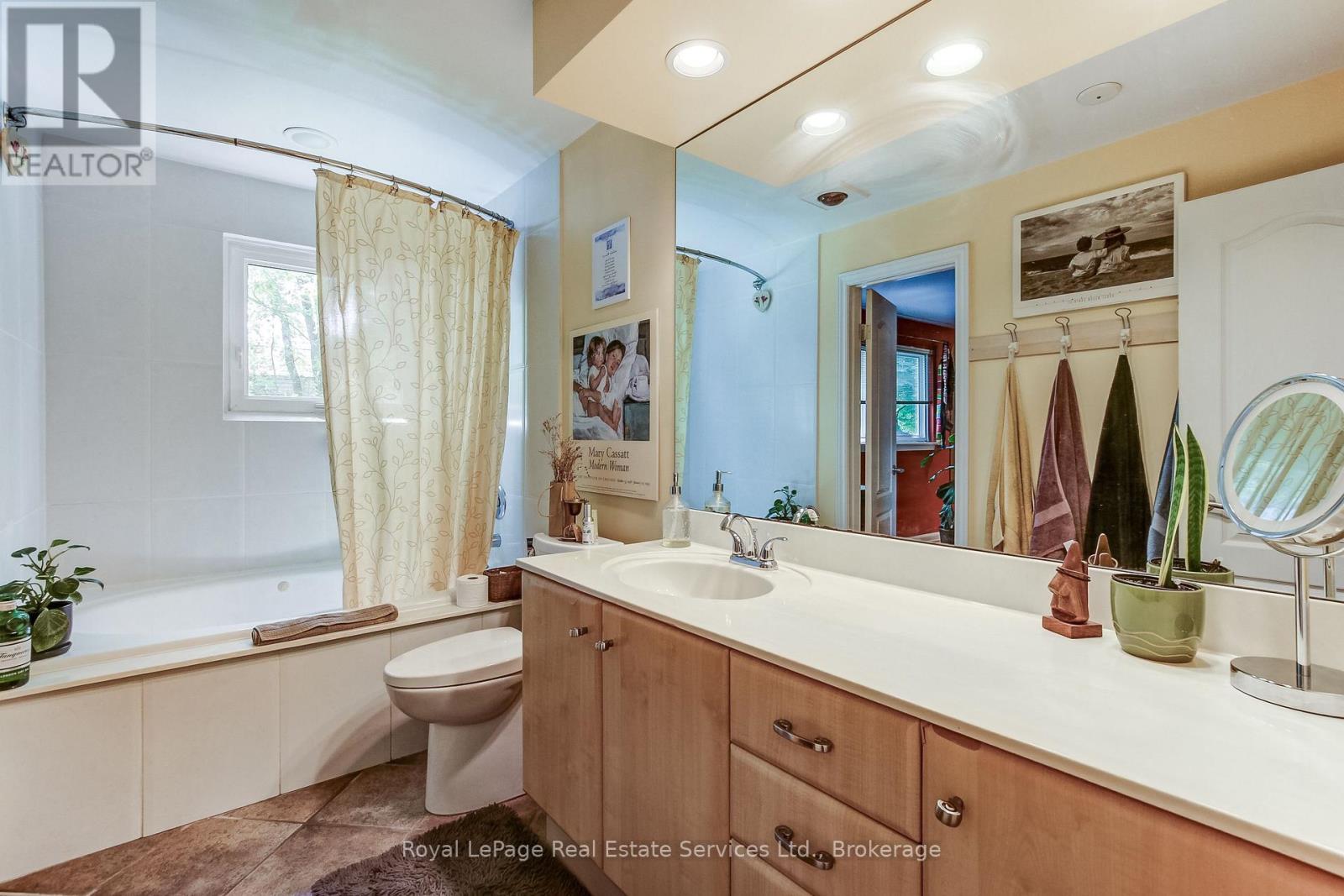 556 TRAFFORD CRESCENT - 22