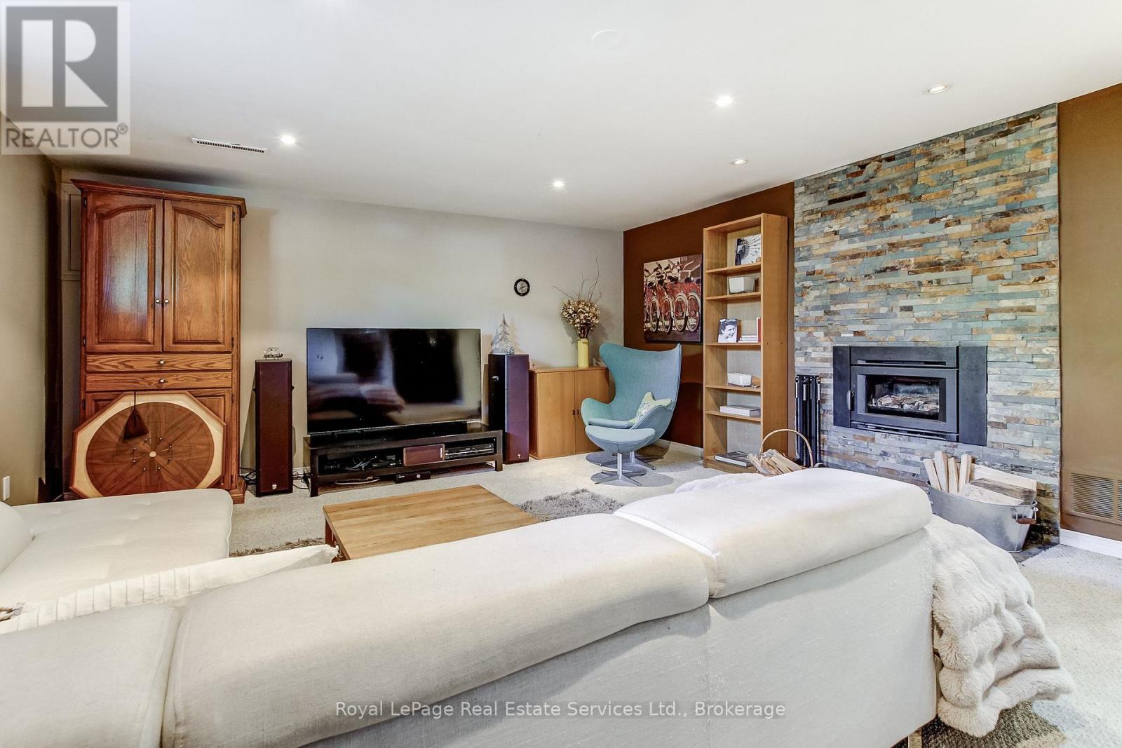 556 TRAFFORD CRESCENT - 32