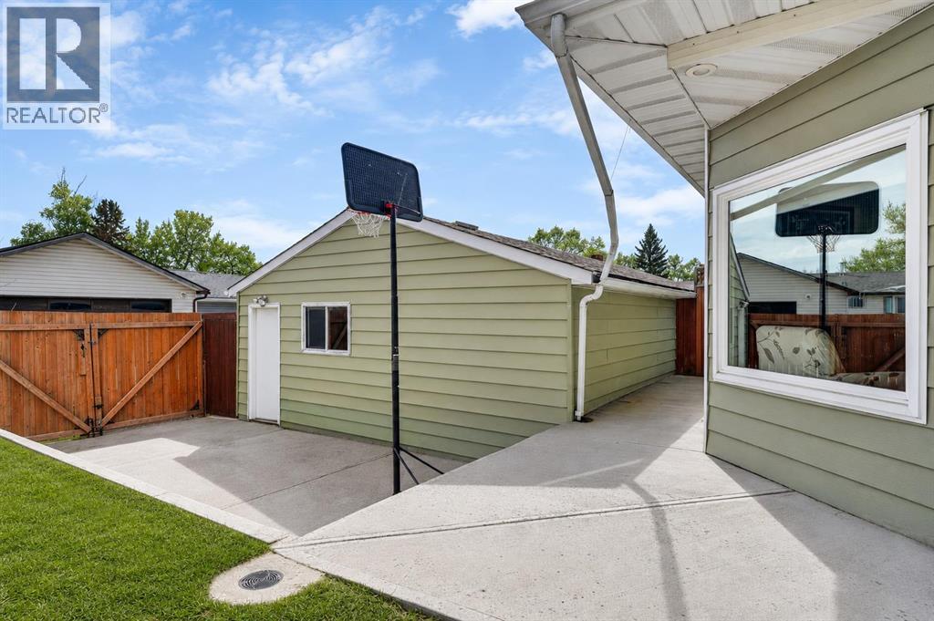 5835 28 Avenue NE - 34