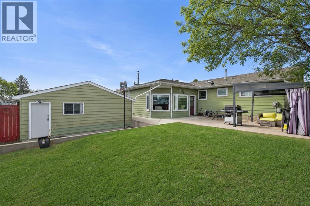 5835 28 Avenue NE - 35