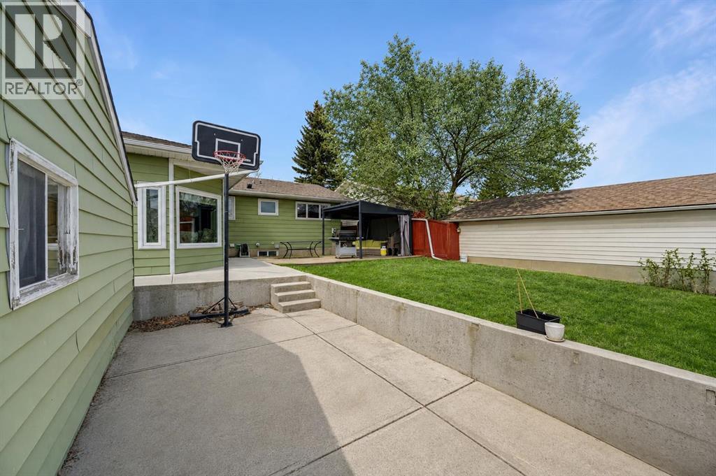 5835 28 Avenue NE - 37