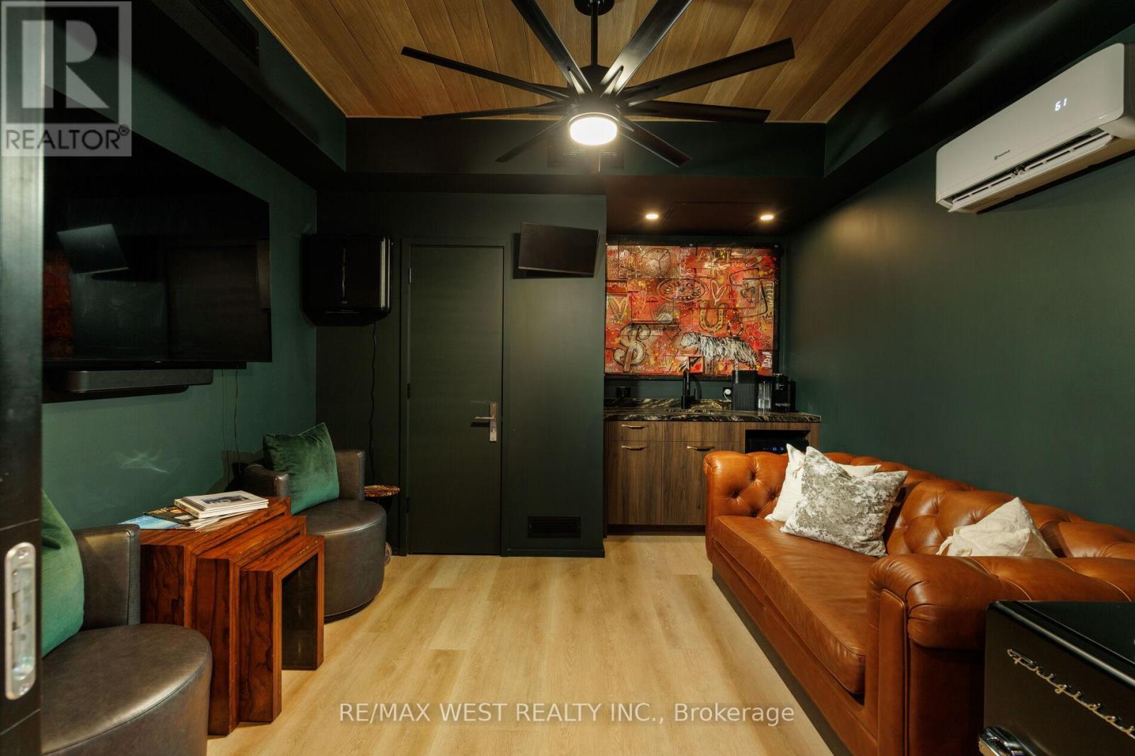 64 THOMPSON AVENUE - Image 39