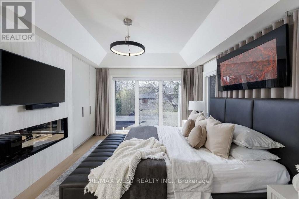 64 THOMPSON AVENUE - Image 25