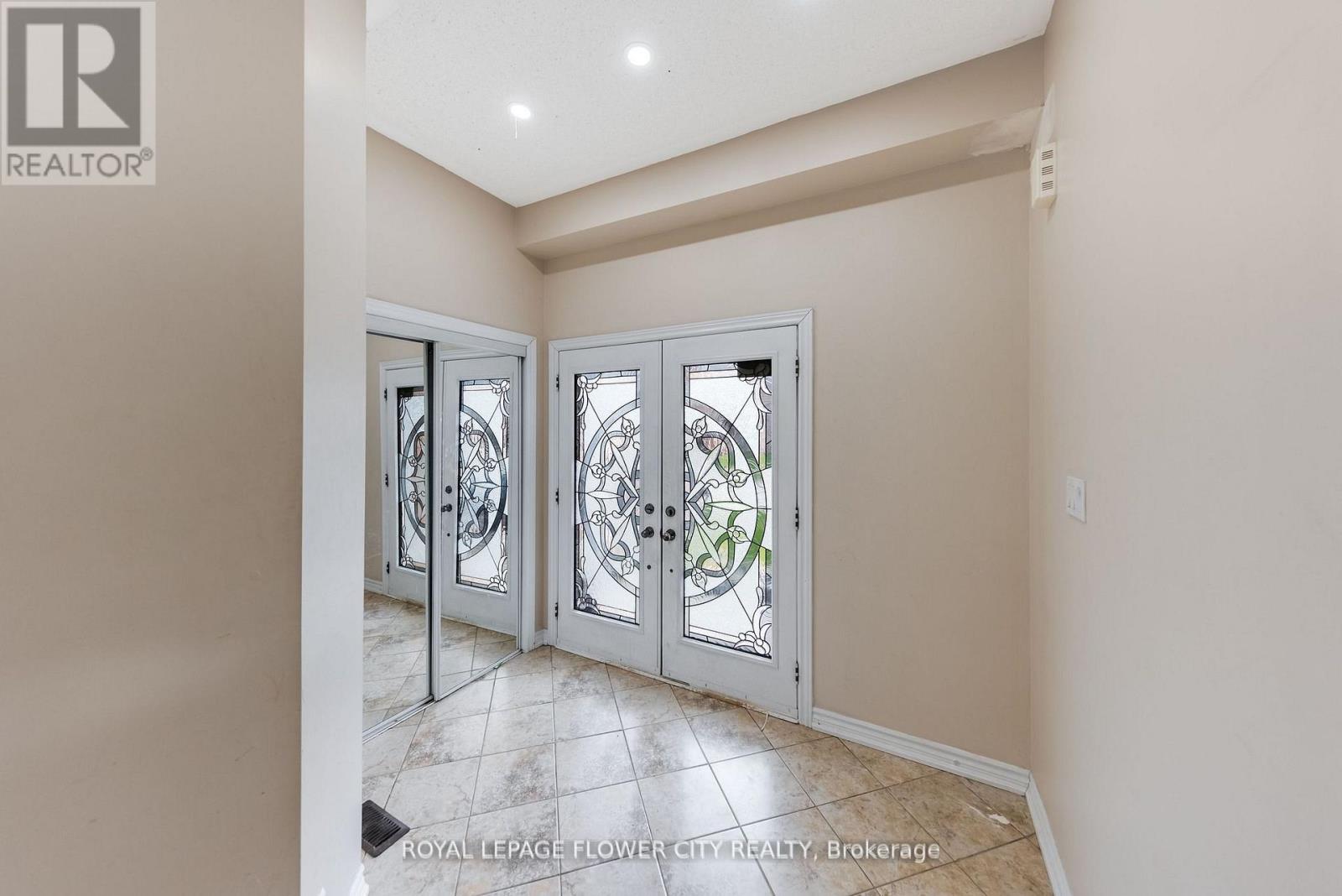 889 O' REILLY CRESCENT - 3
