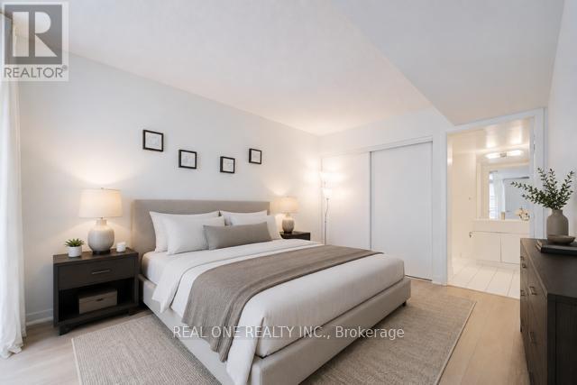 #727 10 CAPREOL COURT - 15