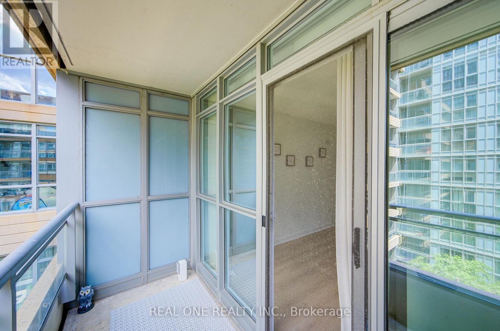 #727 10 CAPREOL COURT - 24