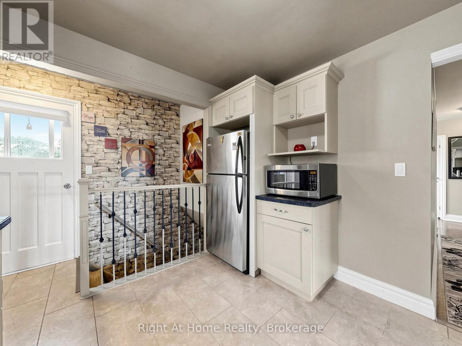 536 BARBARA STREET - 10