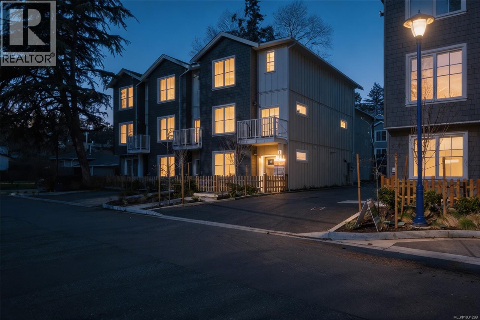 #102 2770 Vantilburg Cres - 2