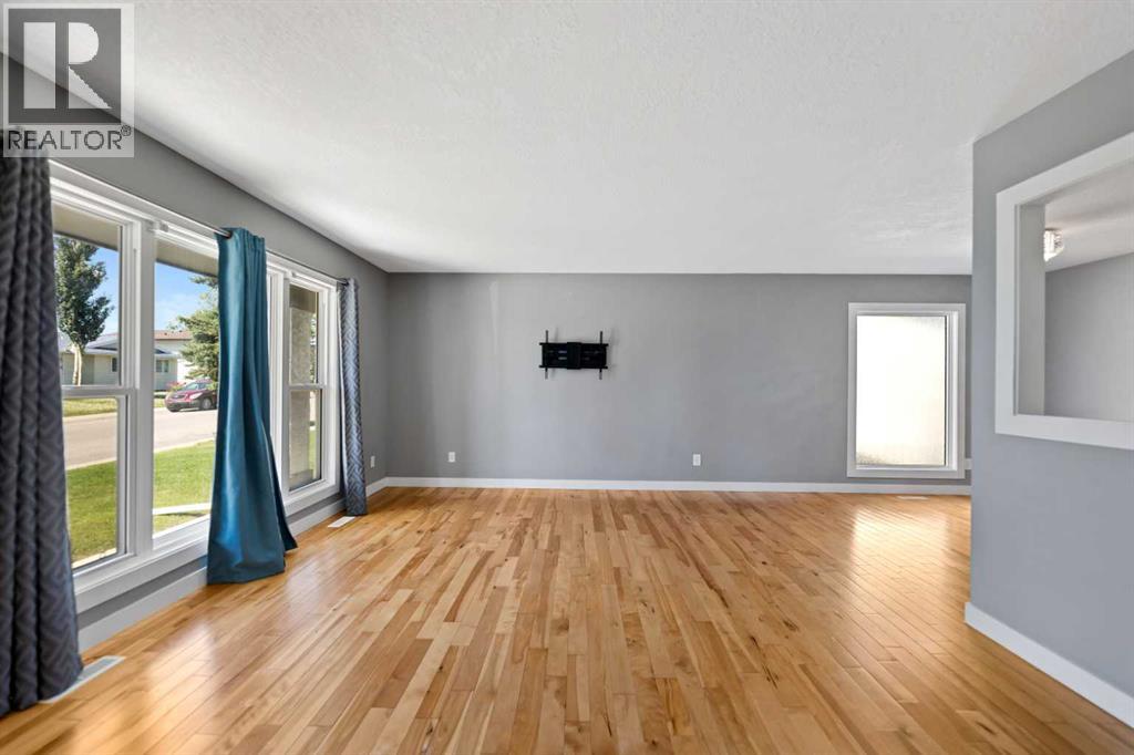 136 Maitland Drive NE, Marlborough Park, Calgary photo 4