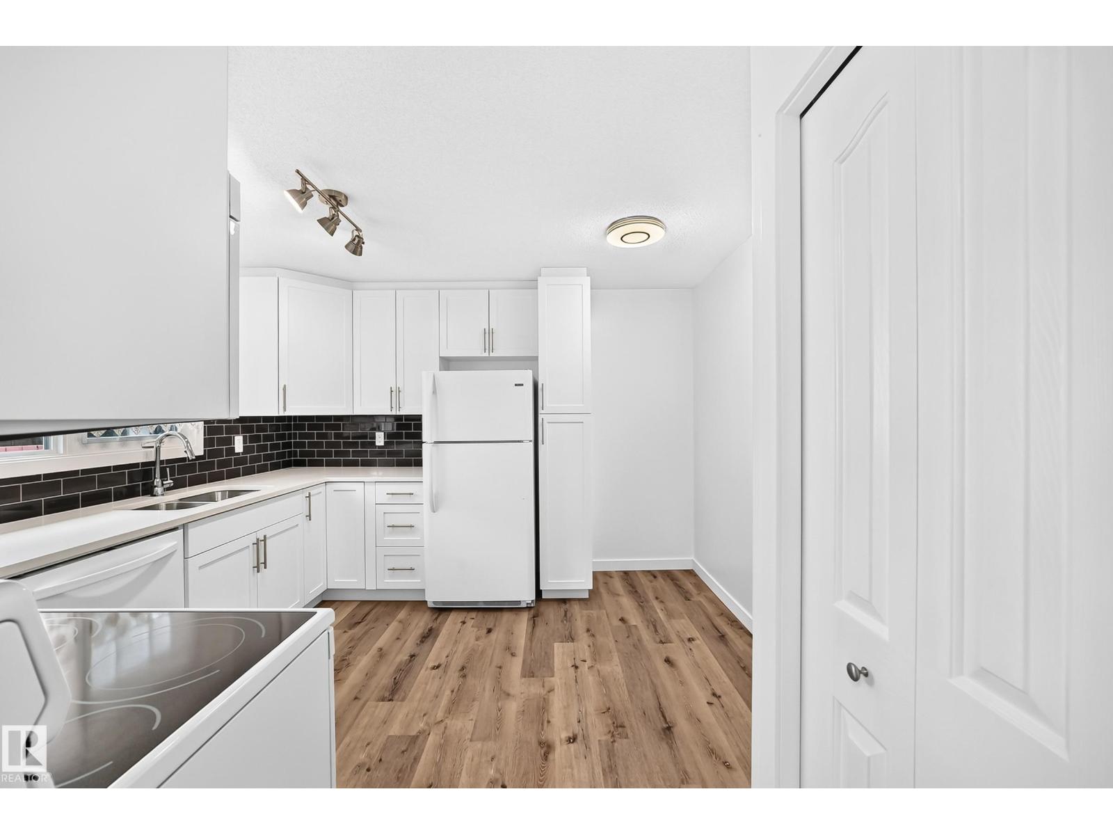 4211 135 AV NW - 15