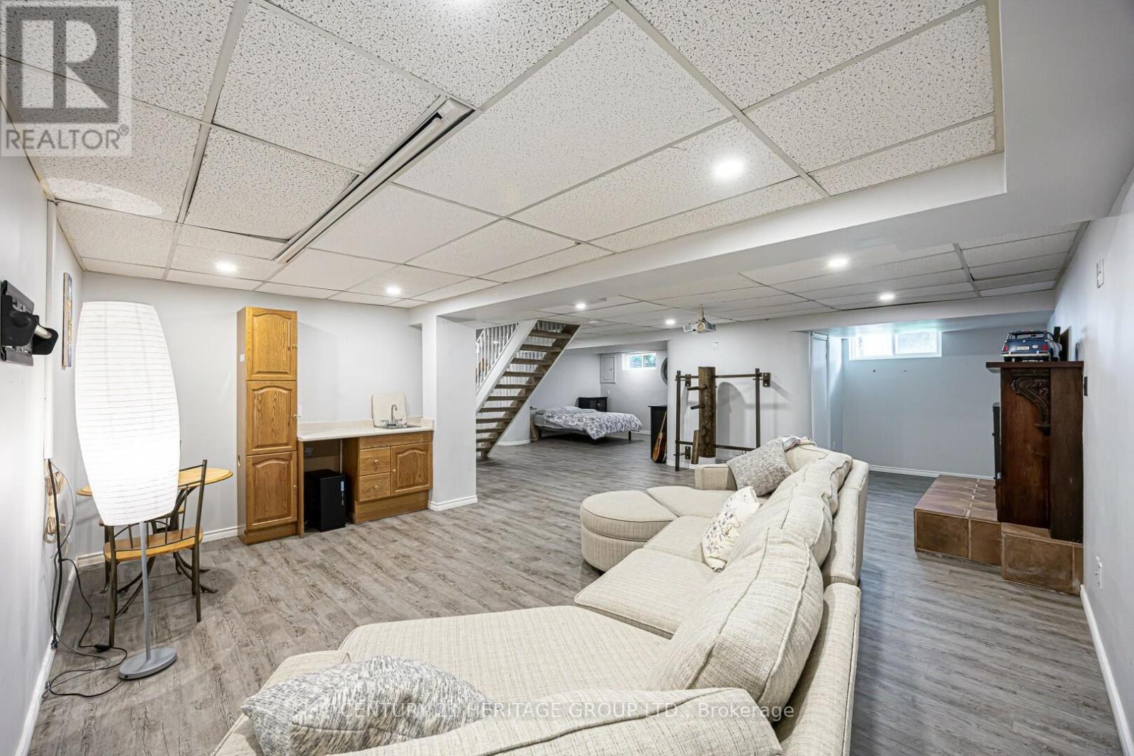 12 GRES COURT - 28
