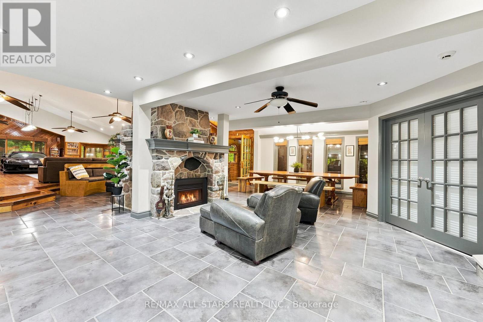 664 LAKE DRIVE N - 17