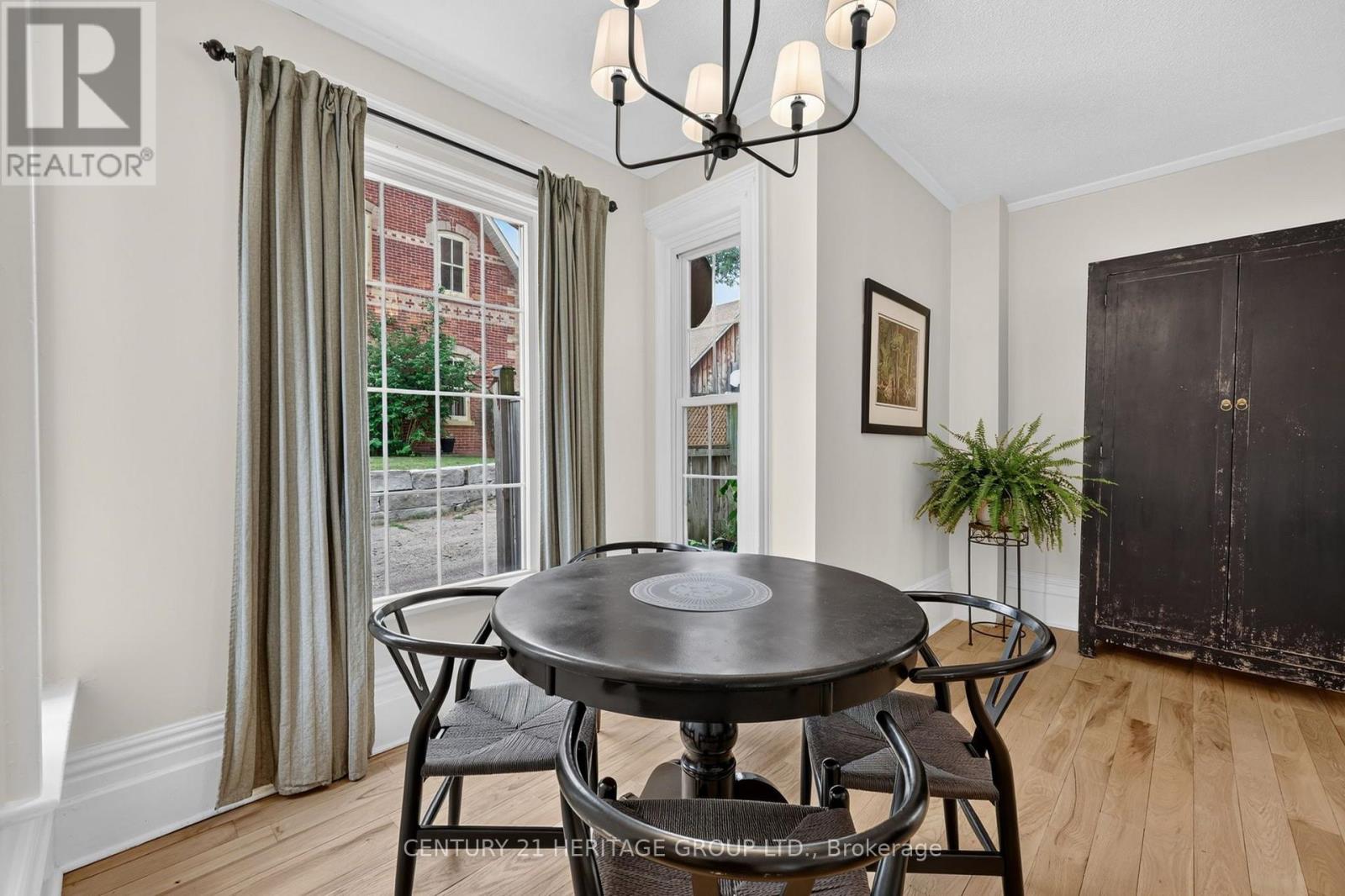 62 QUEEN STREET N - 10