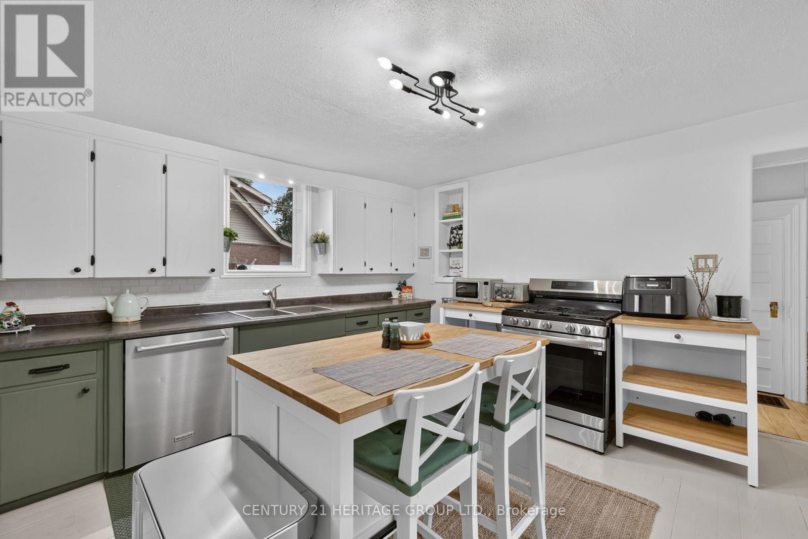 62 QUEEN STREET N - 15