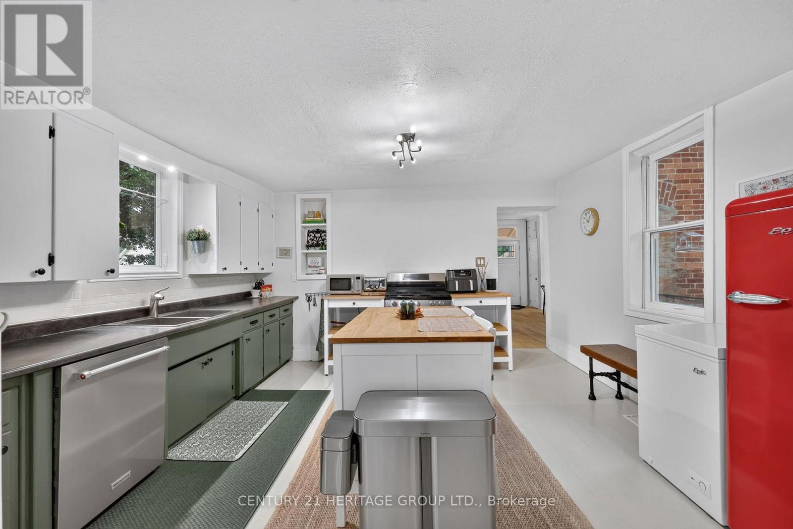 62 QUEEN STREET N - 16