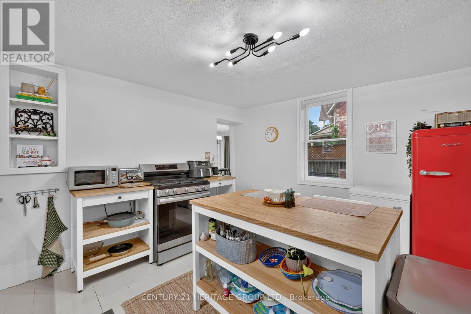 62 QUEEN STREET N - 18